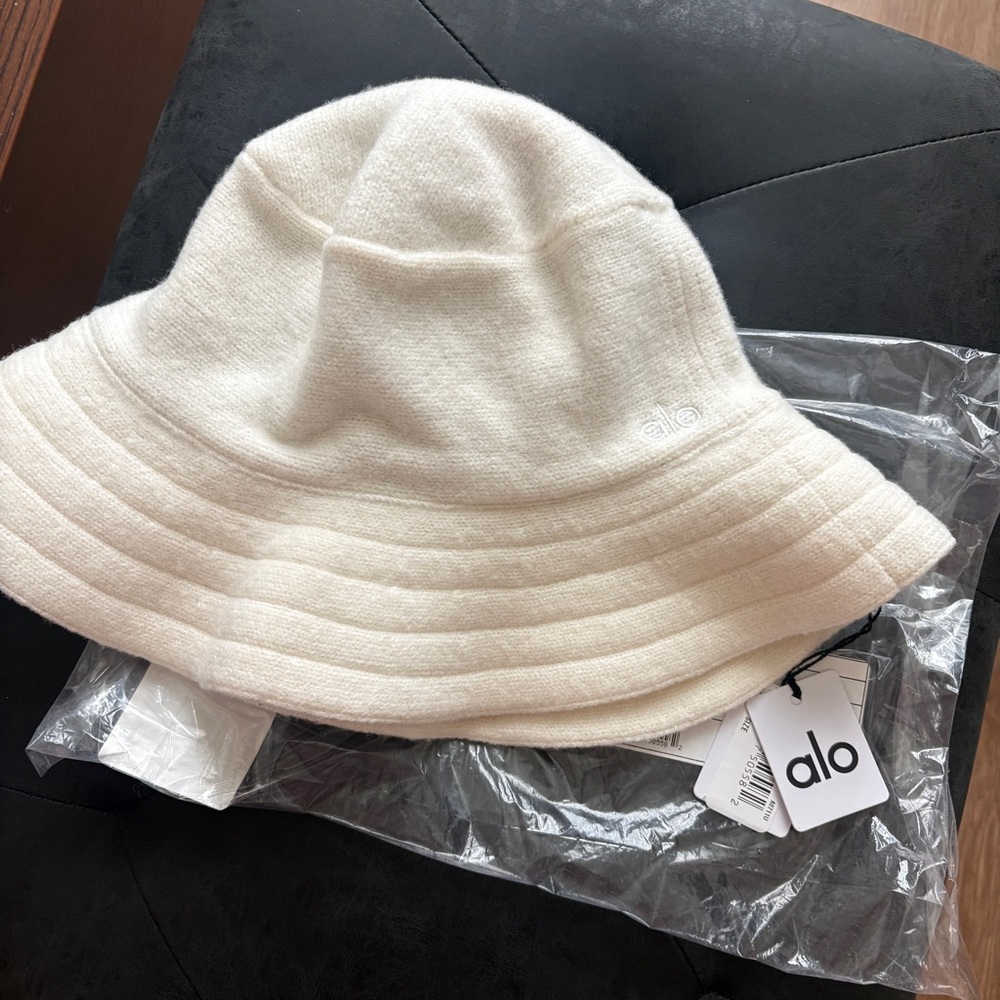 Alo Merino Wool Bucket Hat  Ivory